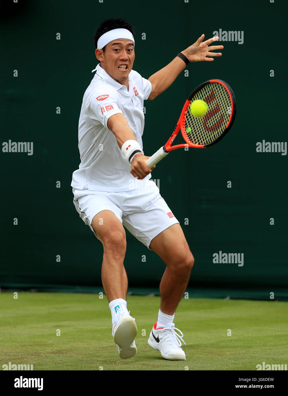 Kei Nishikori in Aktion gegen Marco Cecchinato am ersten Tag der Wimbledon Championships in The All England Lawn Tennis and Croquet Club, Wimbledon. Stockfoto