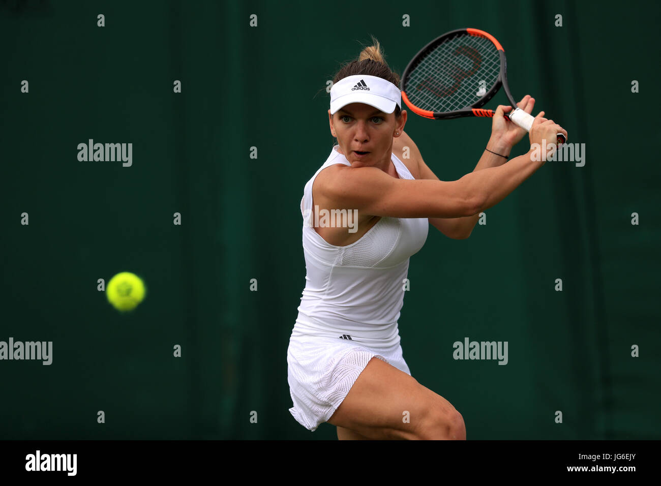 Simona Halep in Aktion gegen Marina Erakovic am ersten Tag der Wimbledon Championships in The All England Lawn Tennis and Croquet Club, Wimbledon. Stockfoto