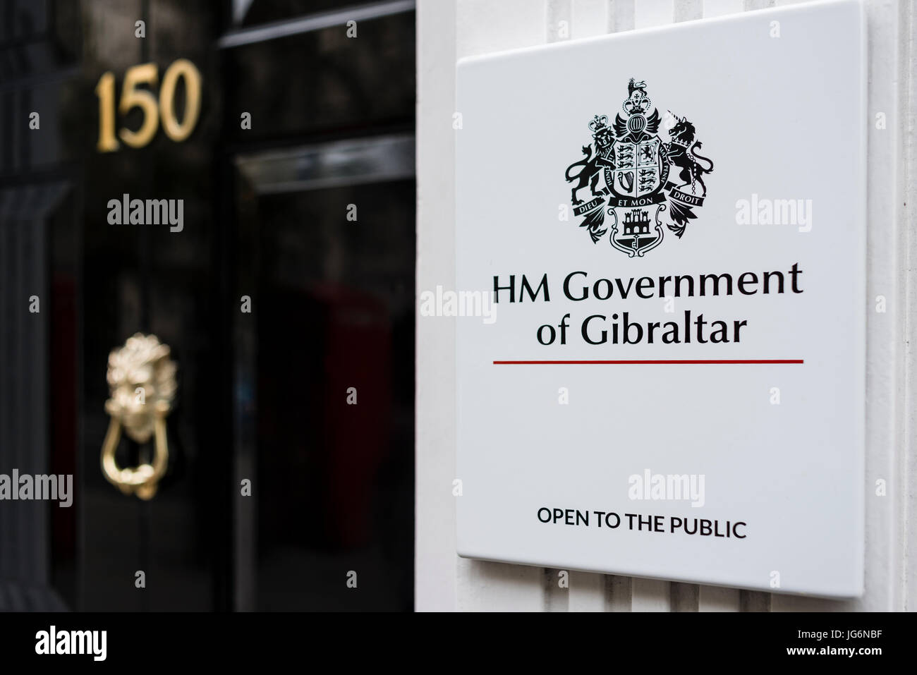 Die Plakette des HM Regierung von Gibraltar am Strand, London, UK Stockfoto
