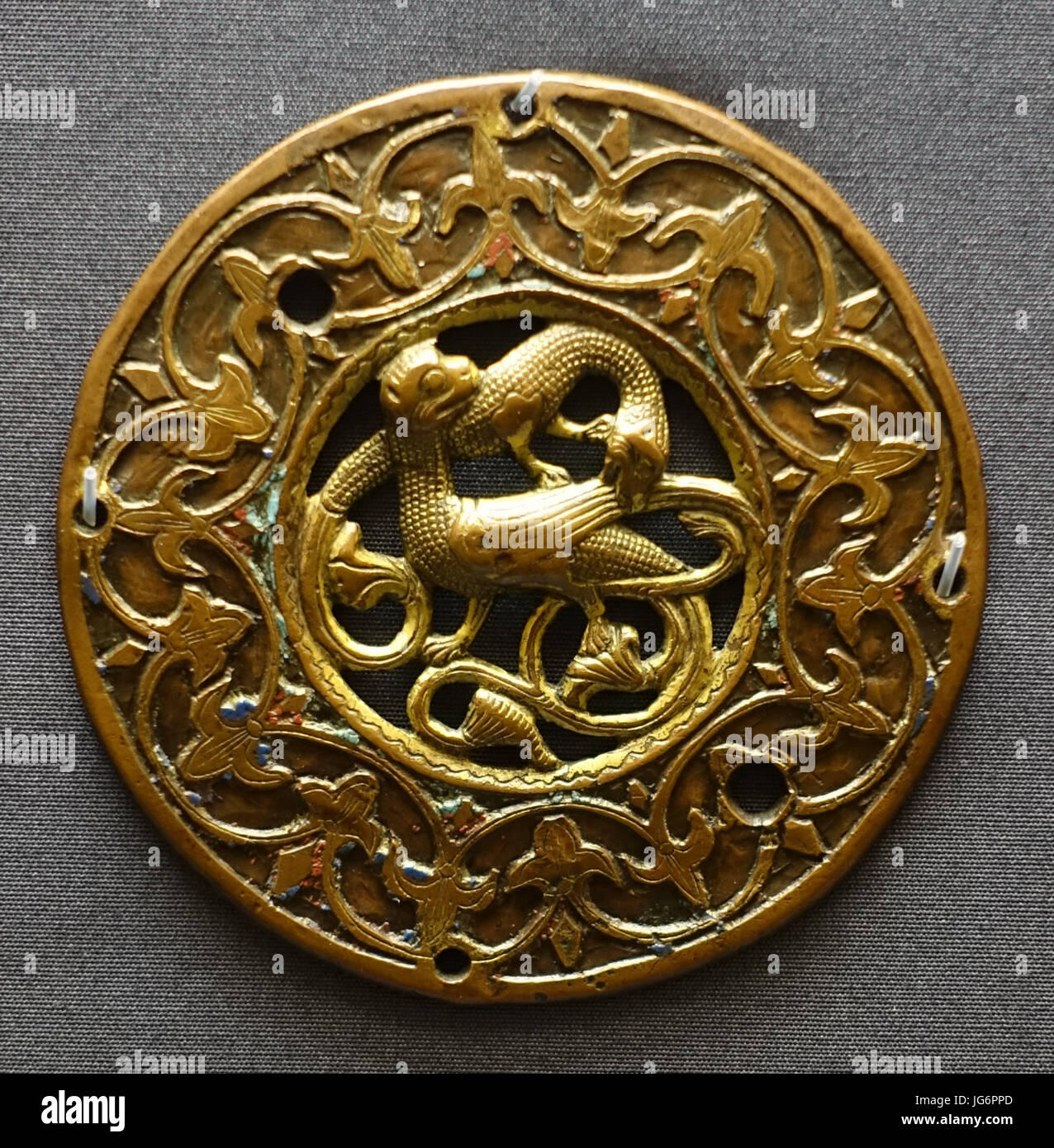 Runde Plakette mit zwei kämpfenden Drachen, Limoges, 1200-1250, vergoldetem Messing mit Emaille - Museum Schnütgen - Köln, Deutschland - DSC09983 Stockfoto