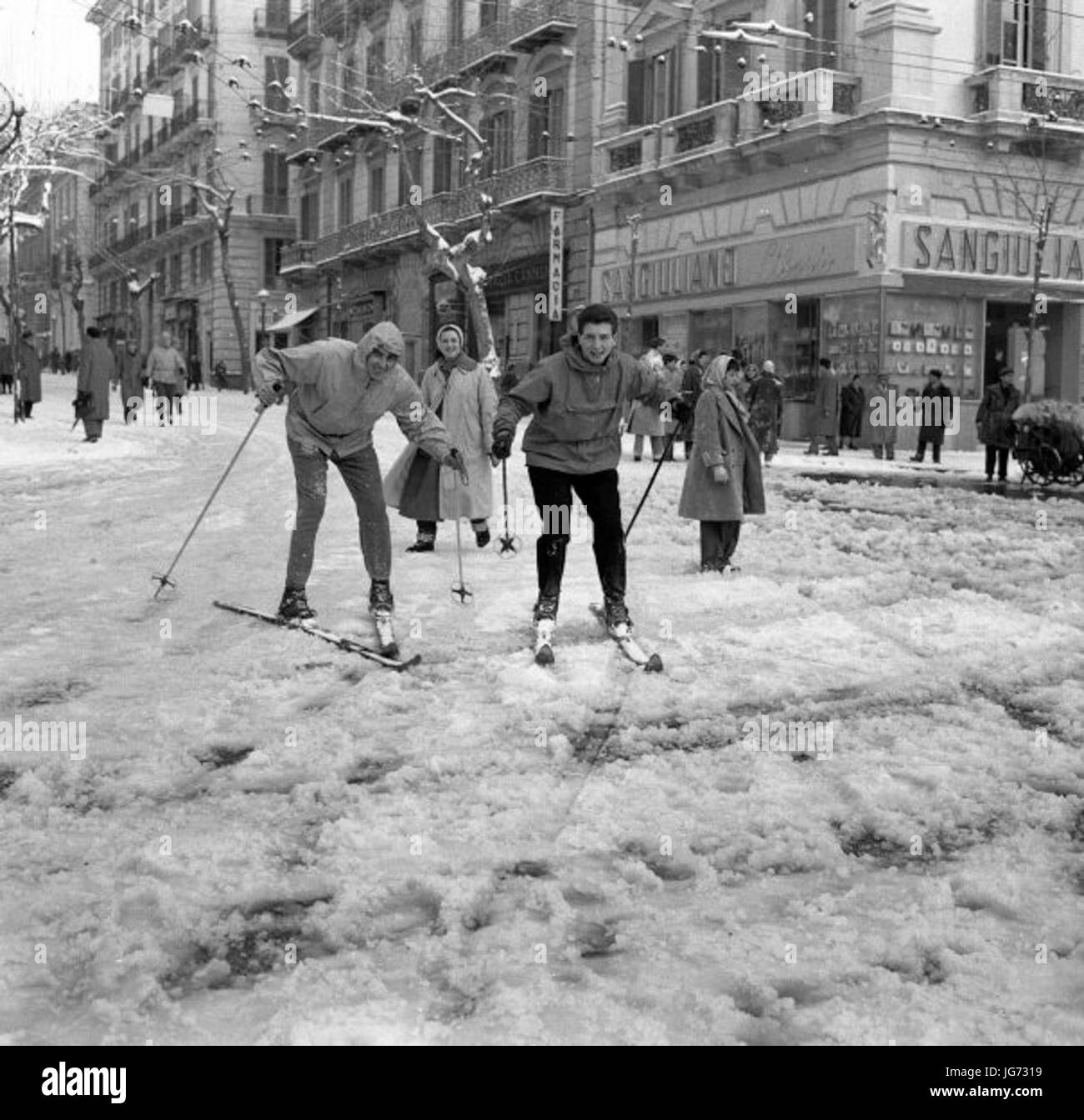 Sciatori - Via Scarlatti - 1956 28Naples29 Stockfoto