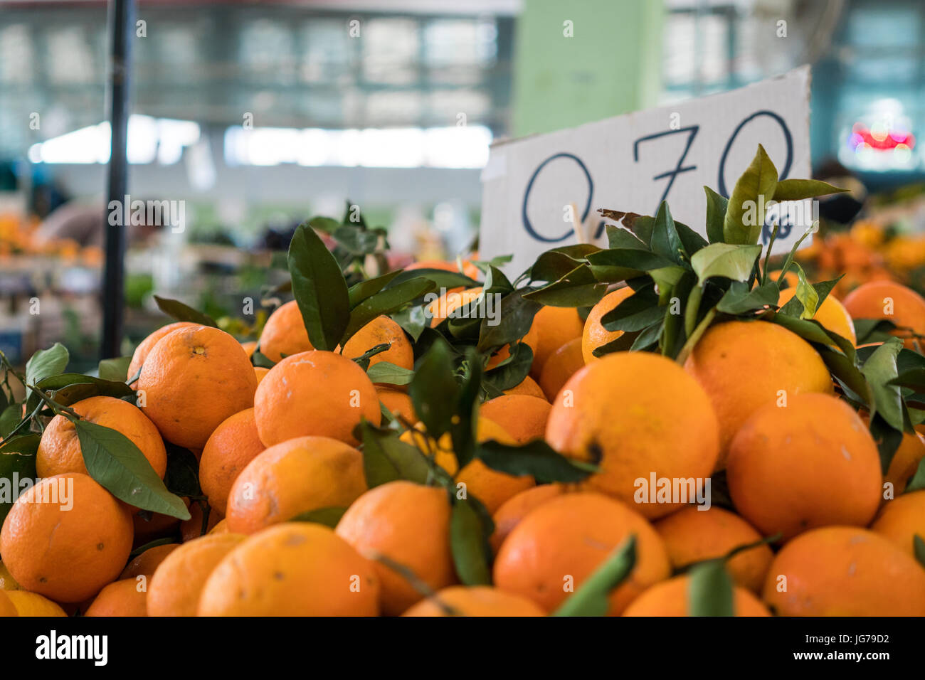 Frische Orangen mit Preis am italienischen Markt in Brindisi Stockfoto