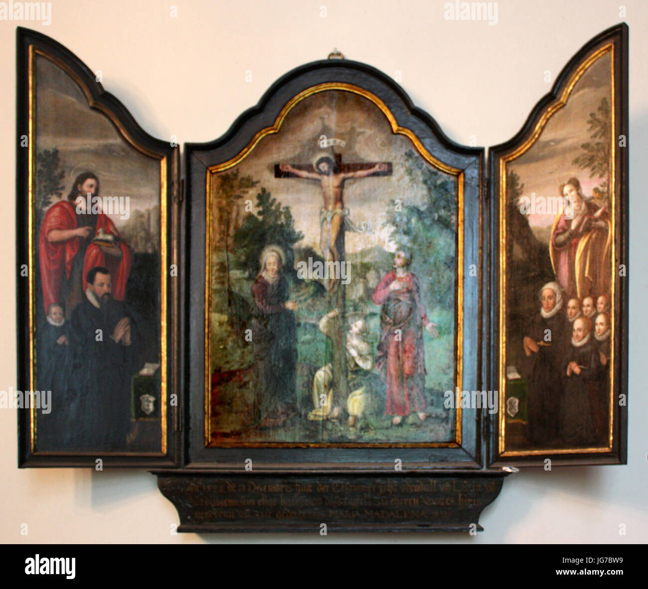 Ein historisches Gemälde, „St-Maria-Nagdalena-Stifterbild“ aus dem Jahr 1593, befindet sich heute in der St.-Severin-Kirche in Köln. Es zeigt eine religiöse Szene und repräsentiert künstlerische Traditionen der Spätrenaissance in der deutschen Kunst. Stockfoto