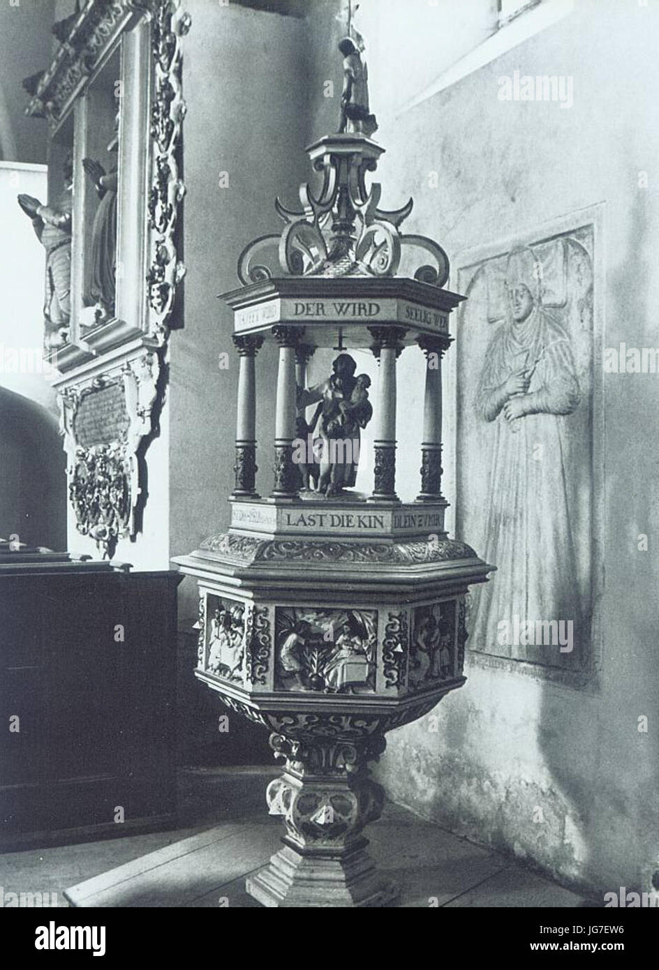 Szydlowiec Chrzcielnica w Kosciele Pocztówka Z Lat 20-Tych XX w. Stockfoto