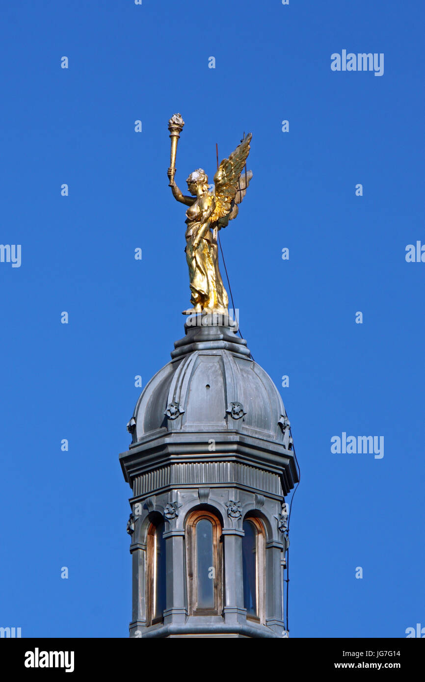 Kroatien ZAGREB, 30. Juni 2017: Statue des Engels der Aufklärung auf einem Gebäude in Zagreb Stockfoto