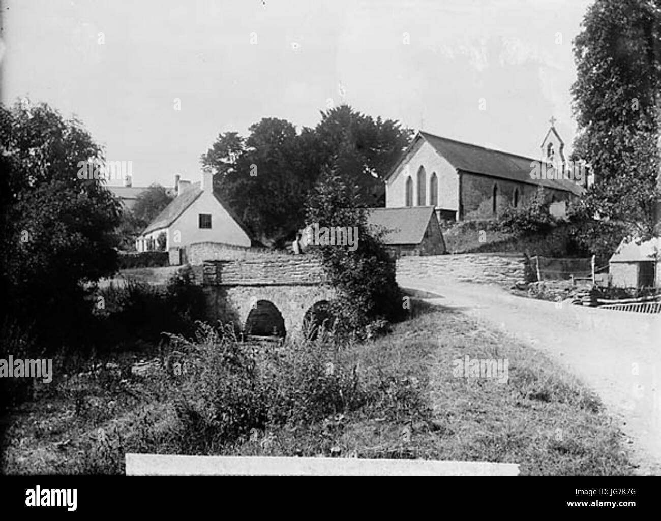 Die Kirche und die Brücke Nantglyn NLW3363203 Stockfoto