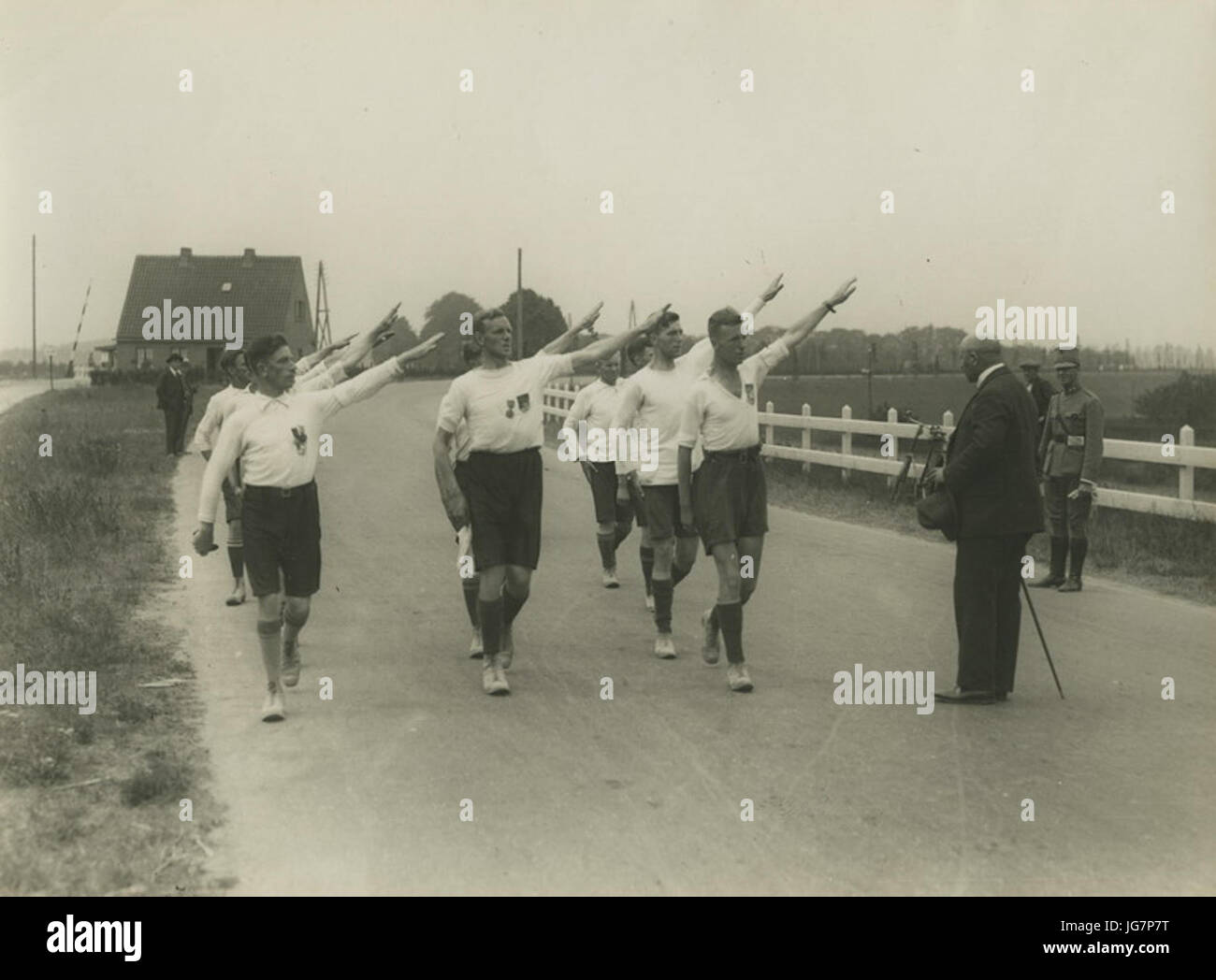 Tijdens de 18e Vierdaagse Brengt Een Groep Burgerdeelnemers de Romeinse Groet Bi - F40037 - KNBLO Stockfoto