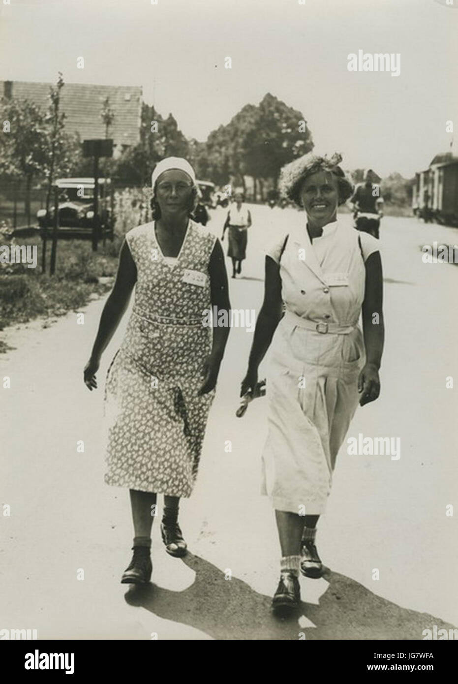 Dieses Bild zeigt zwei Teilnehmer, von denen einer Mevr ist. E.C. Feith-Tyan aus Groningen, der an einem Sportereignis teilnimmt und die aktive Teilnahme am Sport in den Niederlanden hervorhebt. Stockfoto