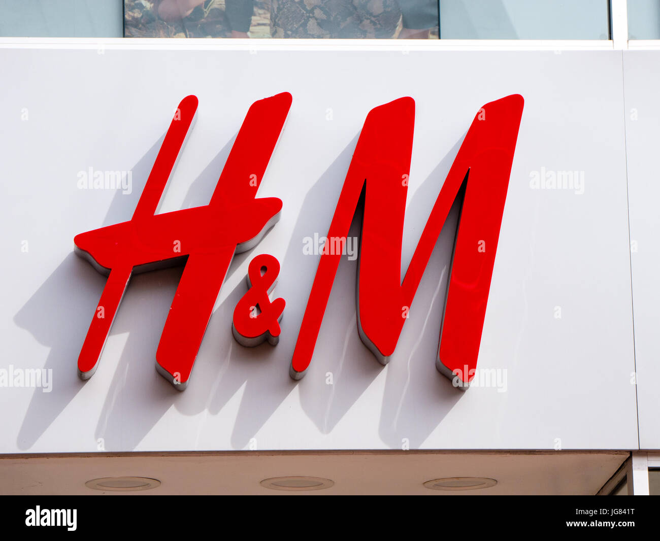 H M Logo Reading Berkshire England Uk Gb Stockfotografie Alamy