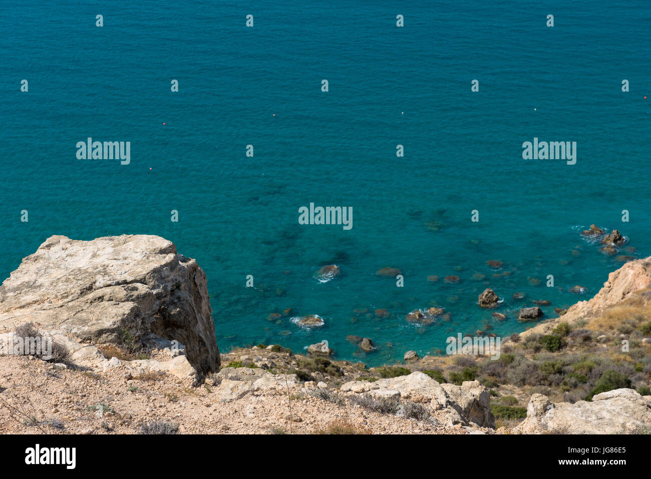 Meer und Küste aus einer felsigen Höhe anzeigen Pissouri Bay, Zypern Stockfoto