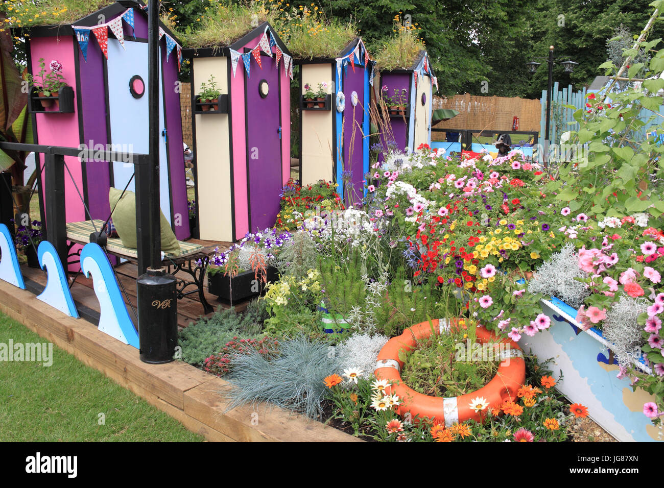 Southend Jugenddienst beleidigen und Southend Parks Department "Spaß am Meer", entworfen Tony Wagstaff. Die Silbermedaille. Schaugarten. RHS Hampton Court Palace Flower Show, London, England, UK. Presse-Preview-Tag, 3. Juli 2017. Jährliche Blumenschau, organisiert von der Royal Horticultural Society. Von Dienstag, 4. Juli bis Sonntag, 9. Juli 2017 laufen. Ian Bottle / Alamy Live News Stockfoto