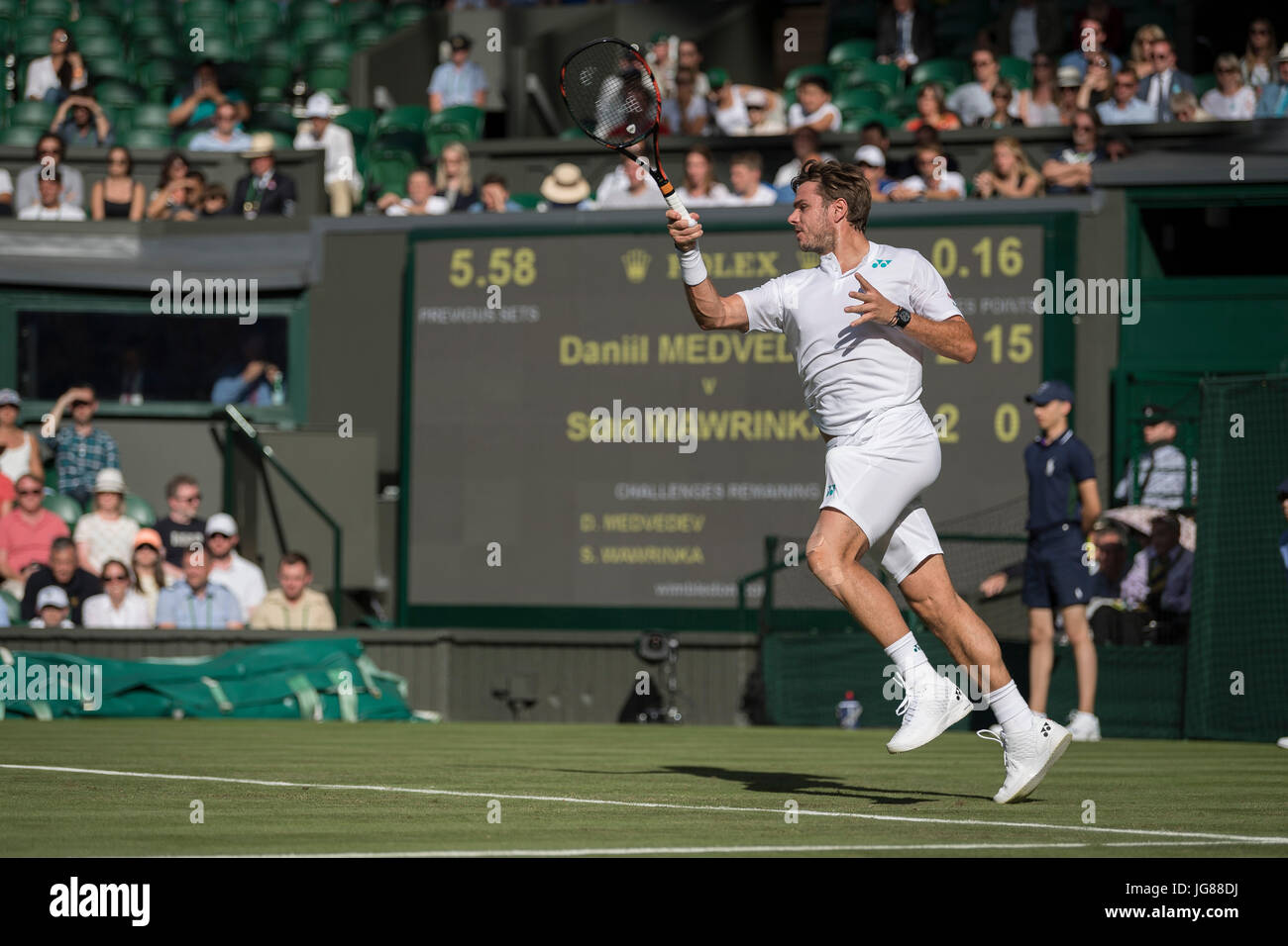 Die Wimbledon Tennis Weltmeisterschaften 2017 statt auf The All, UK. 3. Juli 2017. Lawn Tennis and Croquet Club, London, England, UK. Daniil Medvedev V Stan Wawrinka [5] auf dem Centre Court. Im Bild: Stan Wawrinka Credit: Duncan Grove/Alamy Live-Nachrichten Stockfoto