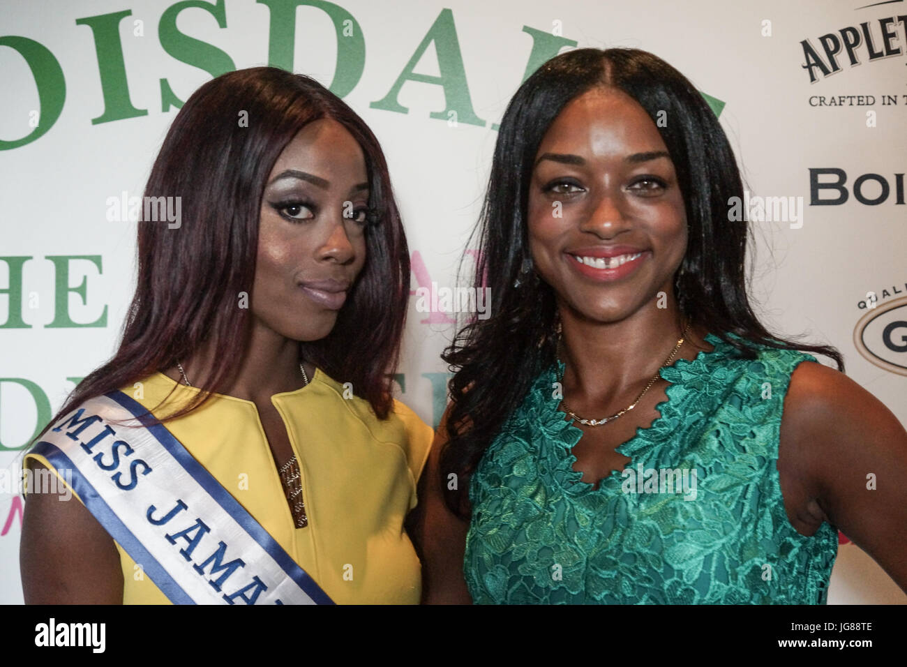 London, UK. 3. Juli 2017. Miss Jamaica UK, Dani Hall Reid und ehemalige Miss Jamaica UK, Janelle Raeburn posieren für die Kamera. Miss Jamaica UK und Sol Campbell feiern 55 bei Jamaika Gartenterrasse, Canary Wharf, London, Jamaika mit Jamaikas Hochkommissar in Großbritannien, Dr. Seth George Ramocan. Bildnachweis: Peter Hogan/Alamy Live-Nachrichten Stockfoto