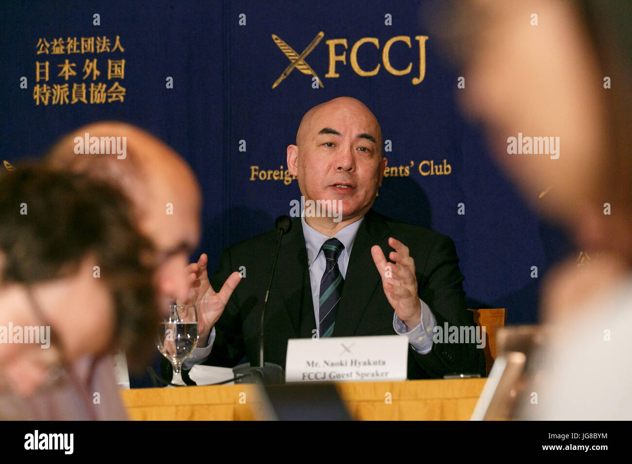 Japanischer Autor Naoki Hyakuta spricht während einer Pressekonferenz am The Foreign Correspondents Club of Japan auf 4. Juli 2017, Tokio, Japan. Hyakuta, die den Ansichten gehören Denial-of-das Massaker von Nanking, sprach über die Annullierung seines Vortrags an der Hitotsubashi-Universität, weil eine Gruppe von Studenten, gehören zu der Schule Antirassismus Information Center (ARIC) hatte argumentiert, dass seine Ansichten diskriminierend gegen bestimmte ethnischen Gruppen waren und er sollte nicht an der Universität Festival sprechen dürfen. Bildnachweis: Rodrigo Reyes Marin/AFLO/Alamy Live-Nachrichten Stockfoto