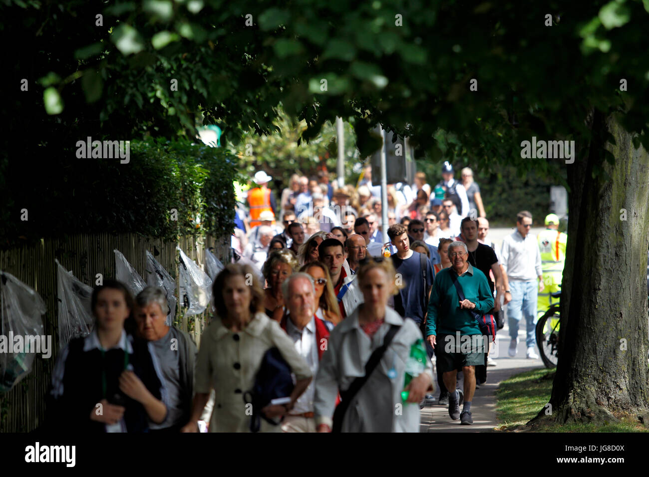 London, UK. 3. Juli 2017. London, 3. Juli 2017 - Wimbledon: Menschen Schlange für Wimbledon Karten am ersten Tag des Spiels. Bildnachweis: Adam Stoltman/Alamy Live-Nachrichten Stockfoto