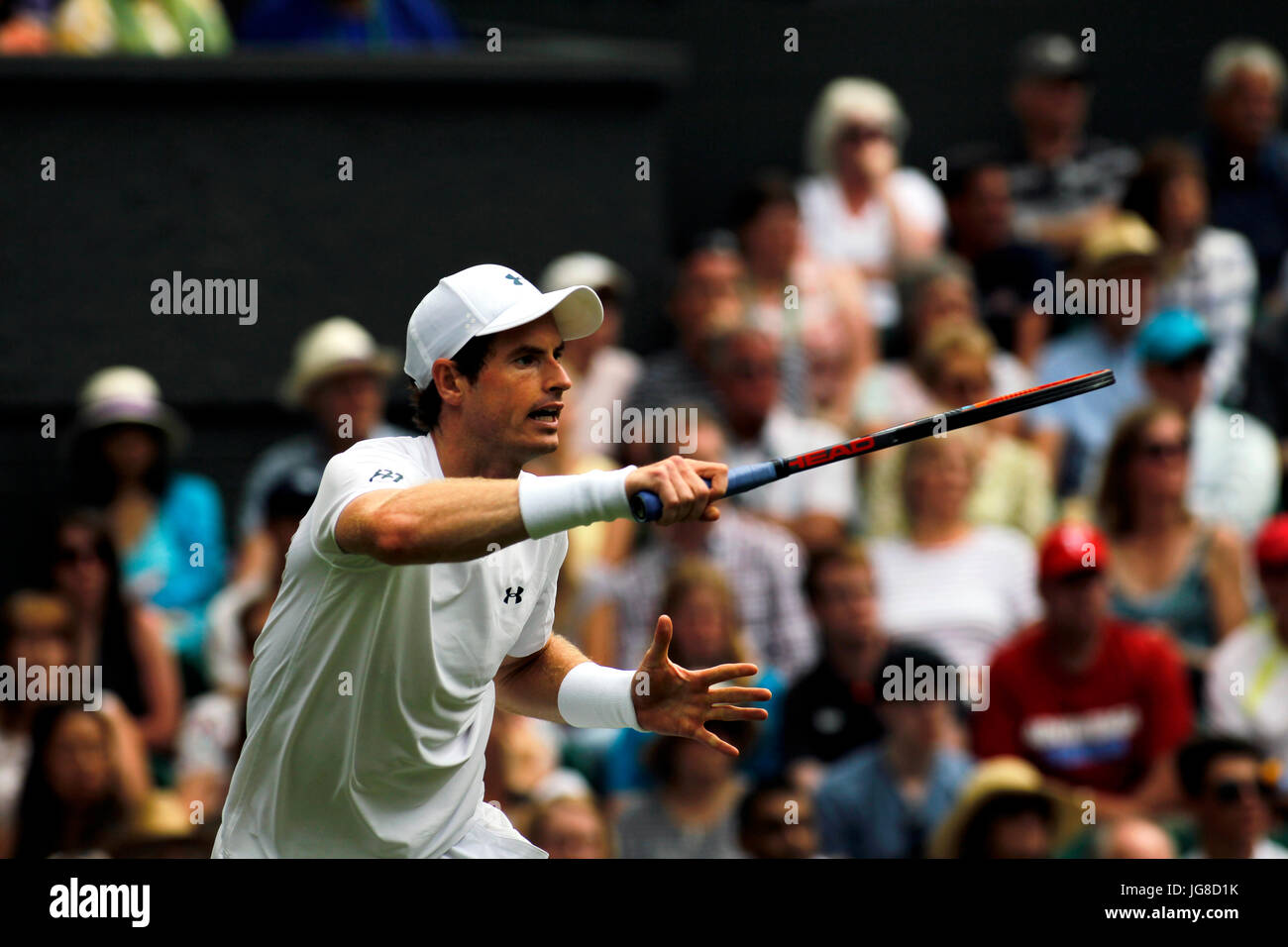 London, UK. 3. Juli 2017. Wimbledon: Andy Murray, Großbritannien. 3. Juli 2017. in Aktion während seiner ersten Vorrundenspiel gegen Alexander Bublik auf dem Centre Court in Wimbledon Credit: Adam Stoltman/Alamy Live News Stockfoto