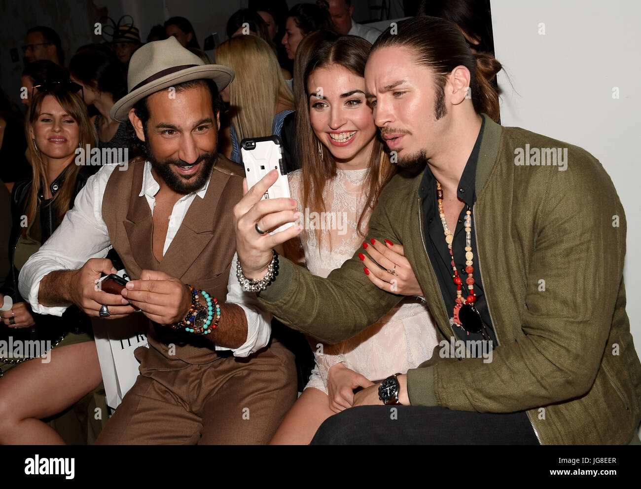 Berlin, Deutschland. 4. Juli 2017. Deutsche Tänzerin Massimo Sinato (L), Ekaterina Leonova Tänzer und Sänger Gil Ofarim bei der Präsentation der Mode des Labels "Ewa Herzog" während der Mercedes-Benz Fashion Week Berlin in Berlin, Deutschland, 4. Juli 2017. Während der Berlin Fashion Week werden die Kollektionen für Frühjahr/Sommer 2018 präsentiert. Foto: Britta Pedersen/Dpa-Zentralbild/Dpa/Alamy Live News Stockfoto