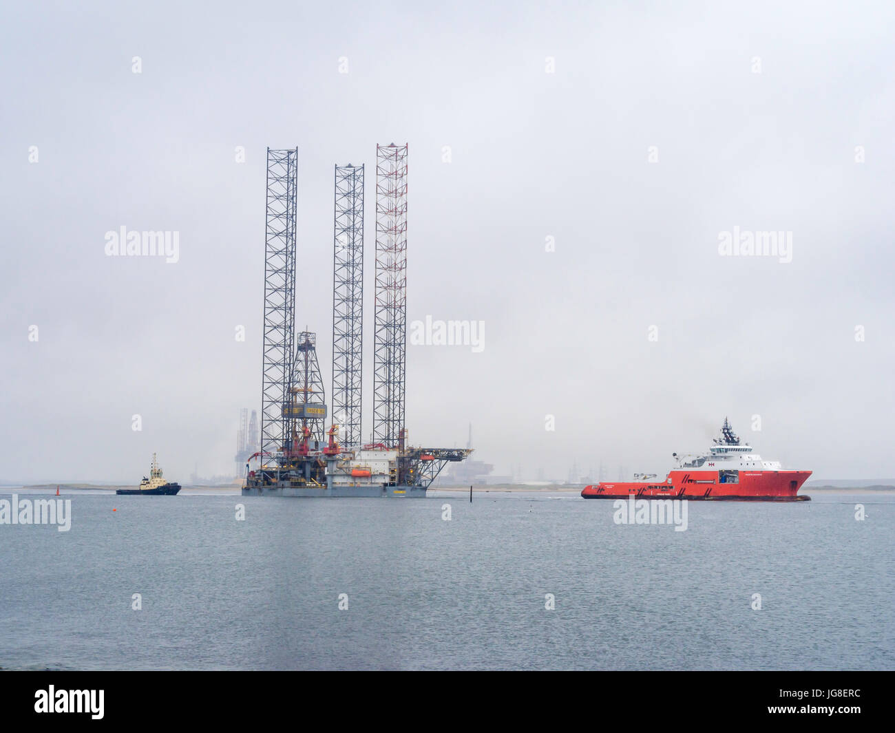 Teesport Redcar Cleveland, UK. 4. Juli 2017. Heute wurde das Ölfeld Jack Drilling Rig Escom 102 abgeschleppt weg von einer Reparaturwerft am Fluss Tees nach Abschluss der Wartung Arbeit bei nebligen Regenwetter. Hafen Schlepper unterstützt beim Manövrieren des Rigs, in der Fahrrinne und Ocean Going Tug Pacific Herzogin begann das Werg, den Firth of Forth. Bildnachweis: Peter Jordan NE/Alamy Live-Nachrichten Stockfoto