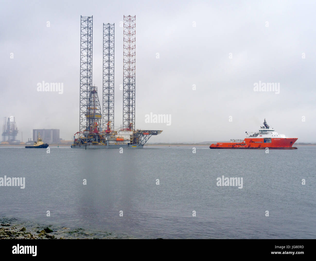 Teesport Redcar Cleveland, UK. 4. Juli 2017. Heute wurde das Ölfeld Jack Drilling Rig Escom 102 abgeschleppt weg von einer Reparaturwerft am Fluss Tees nach Abschluss der Wartung Arbeit bei nebligen Regenwetter. Hafen Schlepper unterstützt beim Manövrieren des Rigs, in der Fahrrinne und Ocean Going Tug Pacific Herzogin begann das Werg, den Firth of Forth. Bildnachweis: Peter Jordan NE/Alamy Live-Nachrichten Stockfoto