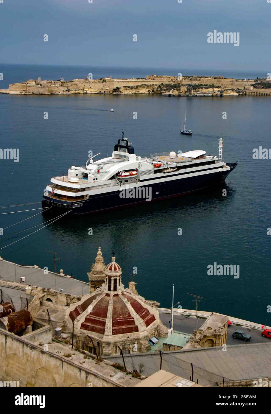 Valletta, Malta. 11. Oktober 2004. Die Luxus-Yacht Turama im Grand Harbour von Villetta, Malta. Unteren Vordergrund ist die römisch-katholische Kirche unserer lieben Frau von Liesse. Bekannt für seinen mittelalterlichen Befestigungsanlagen und architektonischen und historischen Denkmälern, ist Valletta ein beliebtes internationales Touristenziel. Bildnachweis: Arnold Drapkin/ZUMA Draht/Alamy Live-Nachrichten Stockfoto