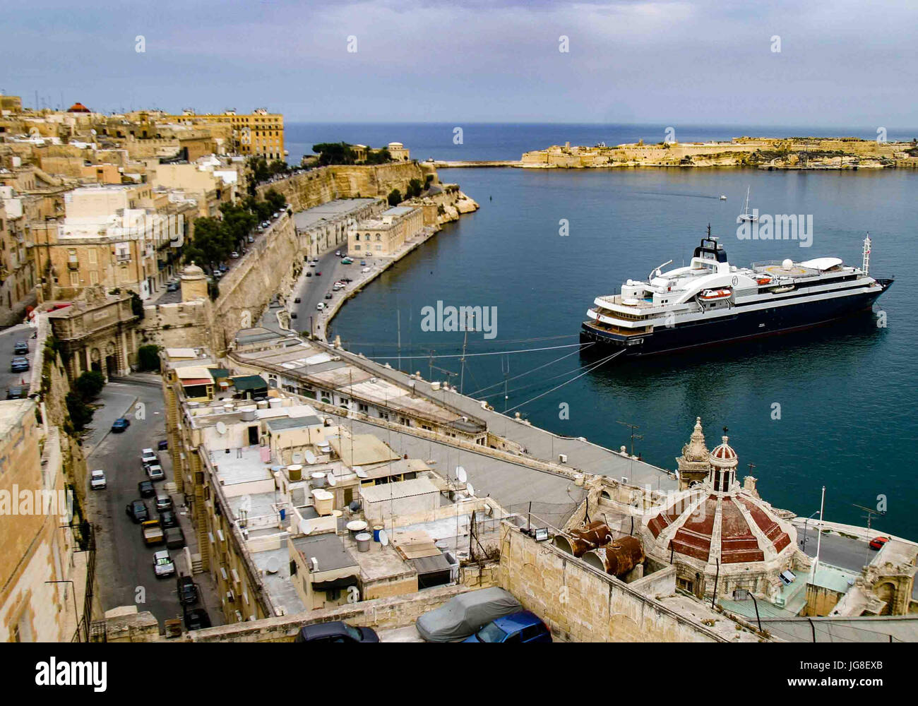 Valletta, Malta. 11. Oktober 2004. Die Luxus-Yacht Turama im Grand Harbour von Villetta, Malta. Unteren Vordergrund ist die römisch-katholische Kirche unserer lieben Frau von Liesse. Bekannt für seinen mittelalterlichen Befestigungsanlagen und architektonischen und historischen Denkmälern, ist Valletta ein beliebtes internationales Touristenziel. Bildnachweis: Arnold Drapkin/ZUMA Draht/Alamy Live-Nachrichten Stockfoto