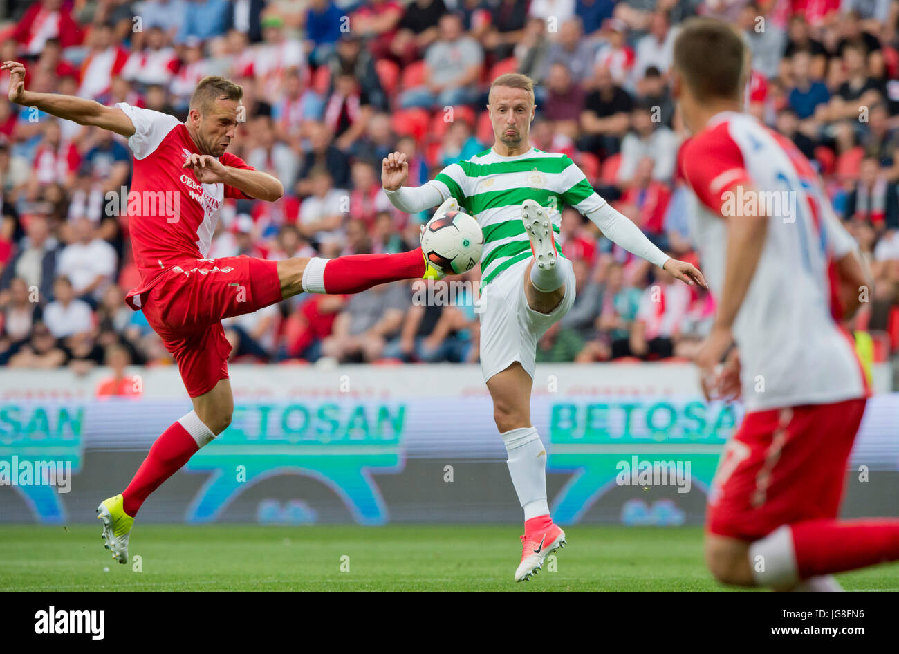 Prag, Tschechische Republik. 4. Juli 2017. Jasmin Scuk von Slavia, links, und Leigh Griffiths von Celtic in Aktion während der freundlichen Spiel SK Slavia Praha vs. Celtic Glasgow, in Prag, Tschechische Republik, am Dienstag, 4. Juli 2017. Bildnachweis: Vit Simanek/CTK Foto/Alamy Live-Nachrichten Stockfoto