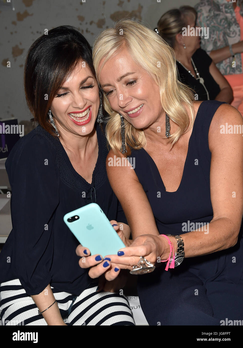 Berlin, Deutschland. 4. Juli 2017. Schauspielerin Viktoria Lauterbach (L) und Judith Milberg bei der Präsentation der Mode des Labels "Laurel" während der Mercedes-Benz Fashion Week Berlin in Berlin, Deutschland, 4. Juli 2017. Während der Berlin Fashion Week werden die Kollektionen für Frühjahr/Sommer 2018 präsentiert. Foto: Britta Pedersen/Dpa-Zentralbild/ZB/Dpa/Alamy Live News Stockfoto