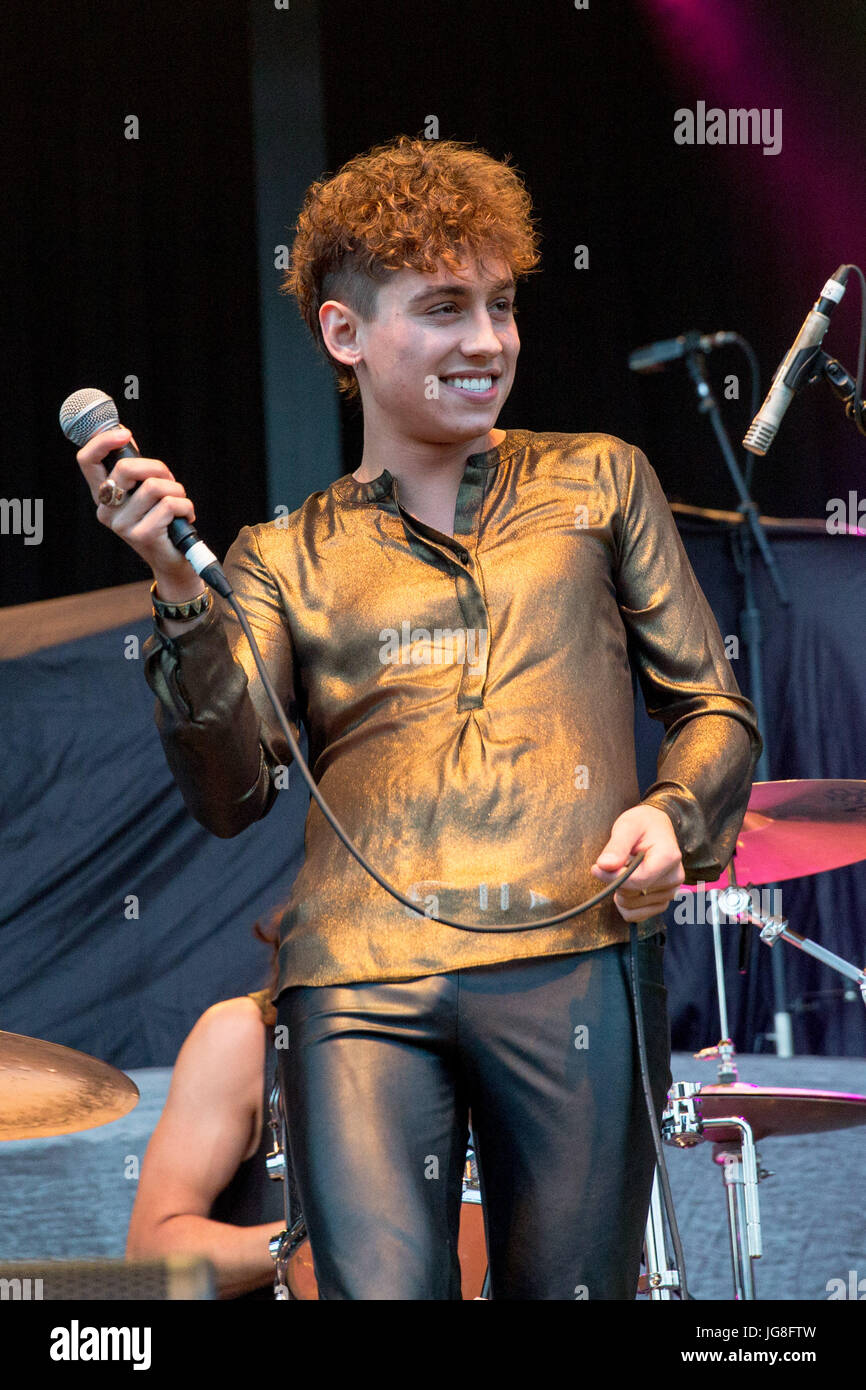 Milwaukee, Wisconsin, USA. 1. Juli 2017. JOSHUA KISZKA von Greta Van Fleet tritt bei Henry Maier Festival Park beim Sommerfest in Milwaukee, Wisconsin Credit: Daniel DeSlover/ZUMA Draht/Alamy Live News Stockfoto