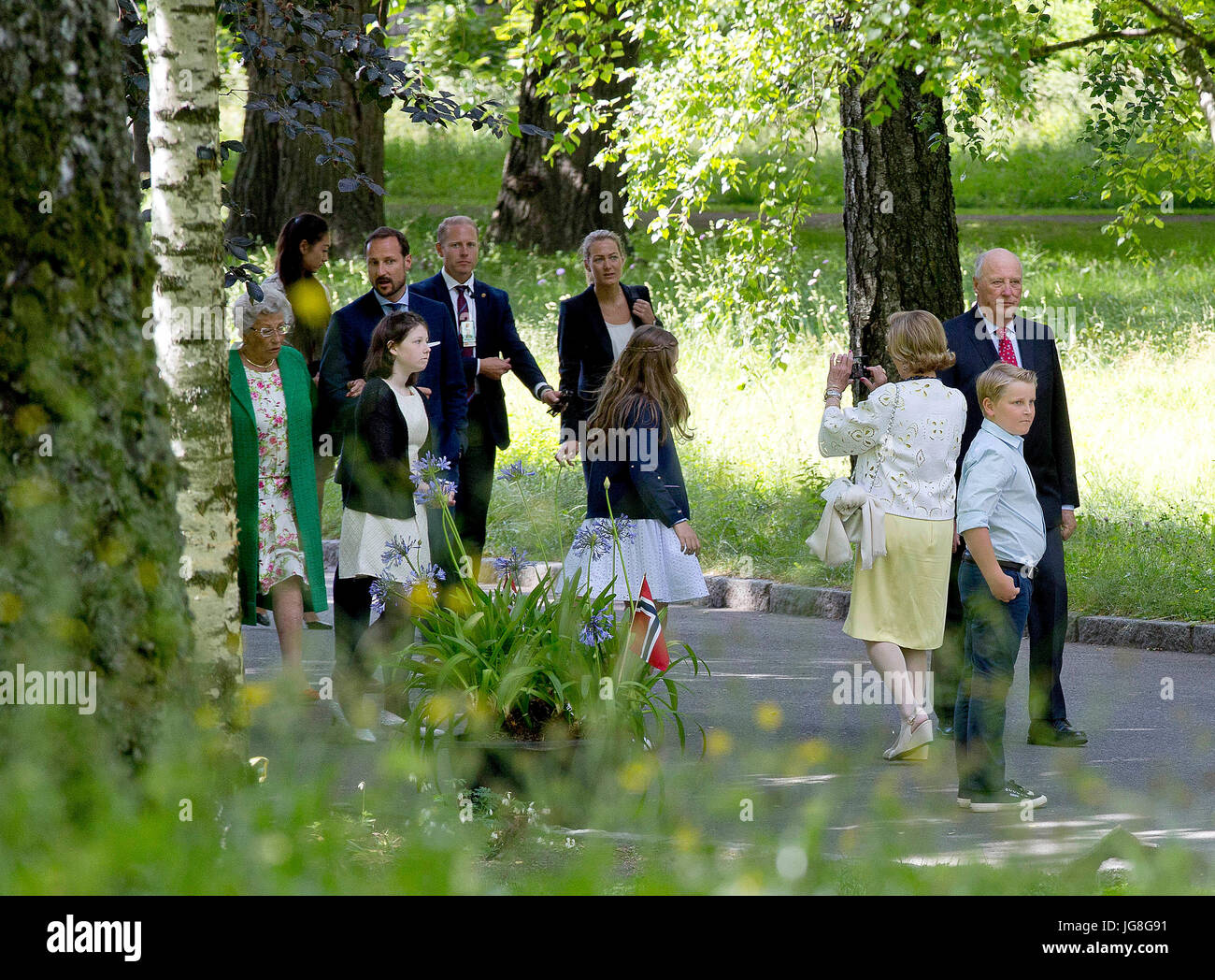 Oslo, Norwegen. 4. Juli 2017. König Harald, Königin Sonja, Kronprinz Haakon, Prinzessin Ingrid Alexandra und Prinz Sverre Magnus, Miss Maud Angelica Behn und Prinzessin Astrid, Frau Ferners im königlichen Palast in Oslo am 4. Juli 2017, Teilnahme an der Enthüllung des DNTs (norwegische Trekking Association)-Geschenk zum 80. Geburtstag Königin Sonja Foto: Albert Nieboer/Niederlande OUT / Point de Vue · KEIN DRAHT-SERVICE · Foto: Albert Nieboer/RoyalPress/Dpa/Alamy Live News Stockfoto