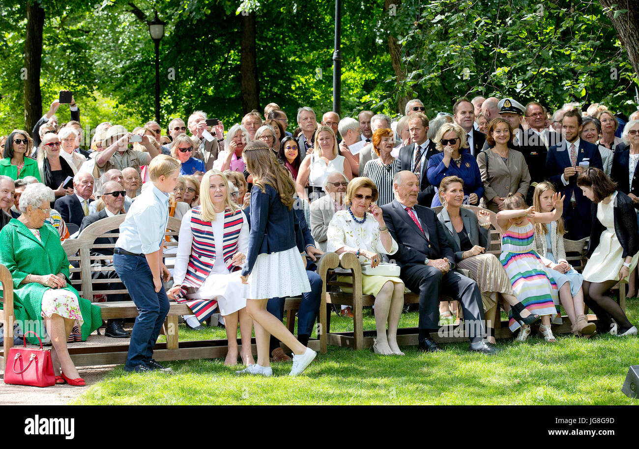 Oslo, Norwegen. 4. Juli 2017. König Harald und Königin Sonja Crown Prince Haakon Kronprinzessin Mette Marit, Prinzessin Ingrid Alexandra, Prinz Sverre Magnus Prinzessin Märtha Louise Miss Maud Angelica Behn, Miss Leah Isadora Behn und Miss Emma Tallulah Behn Princess Astrid, Frau Ferners im königlichen Palast in Oslo am 4. Juli 2017, Teilnahme an der Enthüllung des DNTs (norwegische Trekking Association)-Geschenk zum 80. Geburtstag Königin Sonja Foto : Albert Nieboer/Niederlande OUT / Point de Vue · KEIN DRAHT-SERVICE · Foto: Albert Nieboer/RoyalPress/Dpa/Alamy Live News Stockfoto