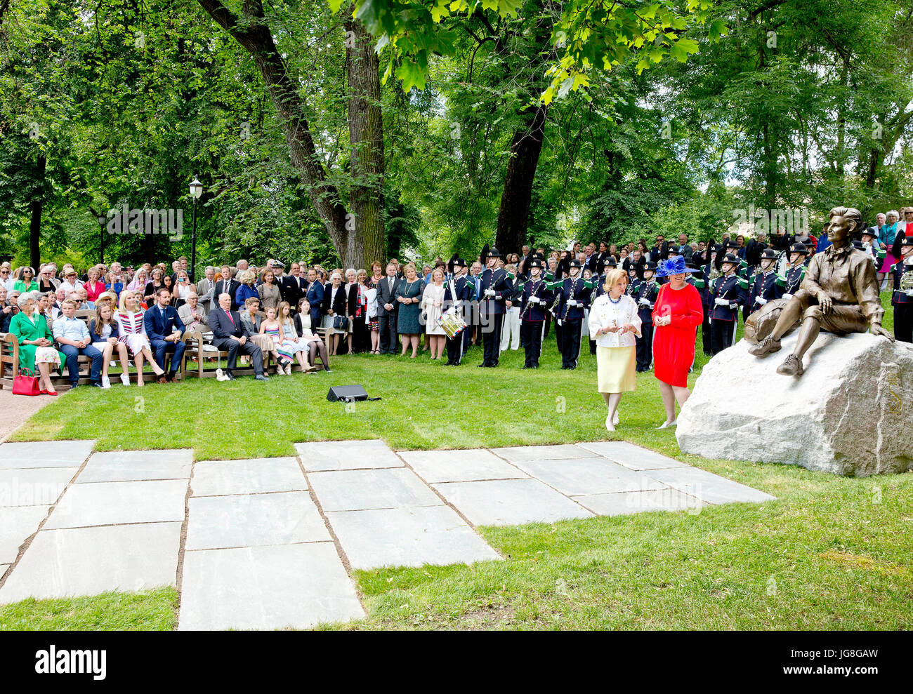 Oslo, Norwegen. 4. Juli 2017. König Harald und Königin Sonja Crown Prince Haakon Kronprinzessin Mette Marit, Prinzessin Ingrid Alexandra, Prinz Sverre Magnus Prinzessin Märtha Louise Miss Maud Angelica Behn, Miss Leah Isadora Behn und Miss Emma Tallulah Behn Princess Astrid, Frau Ferners im königlichen Palast in Oslo am 4. Juli 2017, Teilnahme an der Enthüllung des DNTs (norwegische Trekking Association)-Geschenk zum 80. Geburtstag Königin Sonja Foto : Albert Nieboer/Niederlande OUT / Point de Vue · KEIN DRAHT-SERVICE · Foto: Albert Nieboer/RoyalPress/Dpa/Alamy Live News Stockfoto