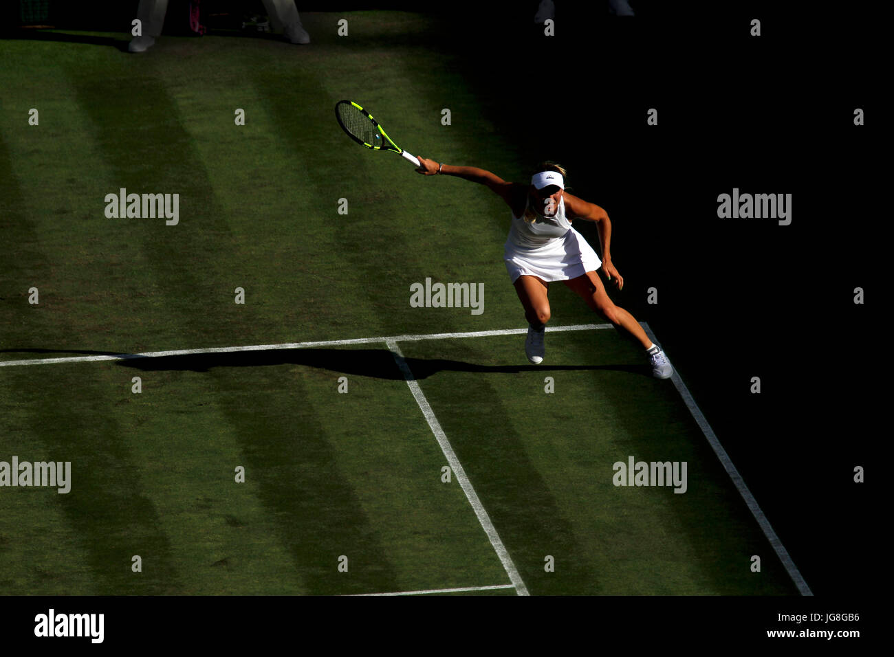 London, UK. 4. Juli 2017. London, 4. Juli 2017 - Anzahl 5 Samen, Caroline Wozniacki aus Dänemark in Aktion während ihr erstes Vorrundenspiel in Wimbledon gegen Timea Babos Ungarns auf dem Centre Court. Bildnachweis: Adam Stoltman/Alamy Live-Nachrichten Stockfoto
