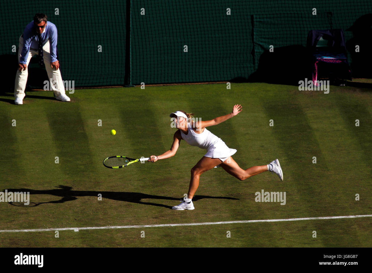 London, UK. 4. Juli 2017. London, 4. Juli 2017 - Anzahl 5 Samen, Caroline Wozniacki aus Dänemark in Aktion während ihr erstes Vorrundenspiel in Wimbledon gegen Timea Babos Ungarns auf dem Centre Court. Bildnachweis: Adam Stoltman/Alamy Live-Nachrichten Stockfoto