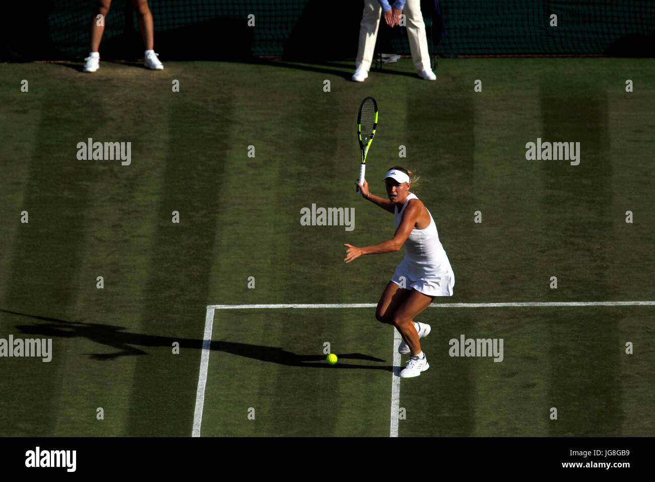 London, UK. 4. Juli 2017. London, 4. Juli 2017 - Anzahl 5 Samen, Caroline Wozniacki aus Dänemark in Aktion während ihr erstes Vorrundenspiel in Wimbledon gegen Timea Babos Ungarns auf dem Centre Court. Bildnachweis: Adam Stoltman/Alamy Live-Nachrichten Stockfoto