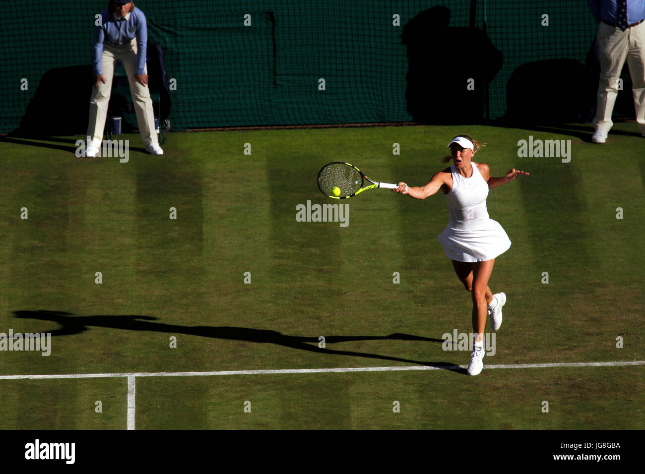 London, UK. 4. Juli 2017. London, 4. Juli 2017 - Anzahl 5 Samen, Caroline Wozniacki aus Dänemark in Aktion während ihr erstes Vorrundenspiel in Wimbledon gegen Timea Babos Ungarns auf dem Centre Court. Bildnachweis: Adam Stoltman/Alamy Live-Nachrichten Stockfoto