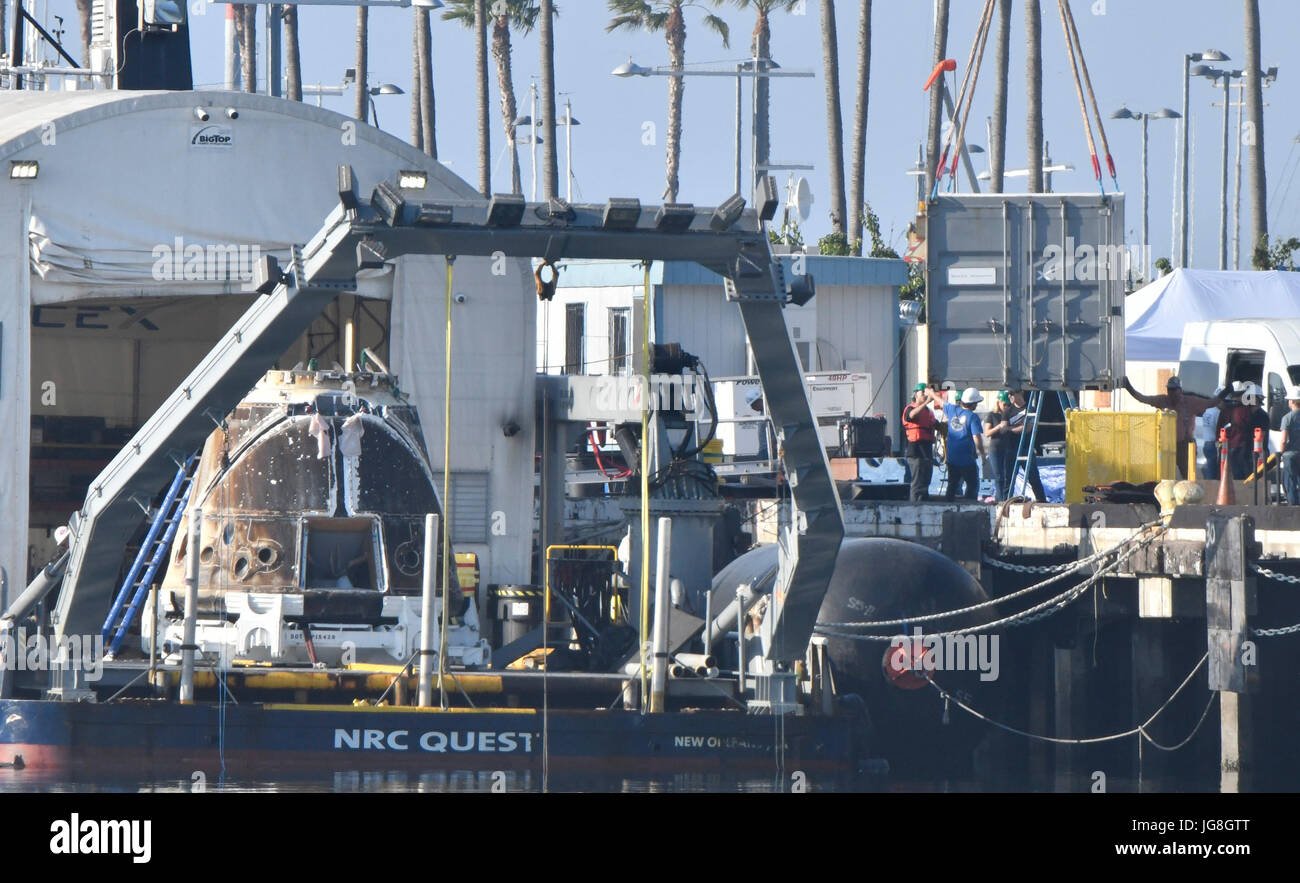 San Pedro, Kalifornien, USA. 4. Juli 2017. Von SpaceX Dragon-Raumschiff Raumfahrtgeschichte heute als die erste Kapsel verwendet zweimal in zwei verschiedenen Missionen, die nie zuvor gemacht. SpaceX tragen mehr als 4.100 Pfund von Fracht und Forschung Exemplaren abstammen, eine Morgendämmerung Wasserung Montag in den Pazifischen Ozean südwestlich von Los Angeles, Schiffe Abschluss der ersten Re-Flug eines unbemannten Versorgung SpaceX die auf der internationalen Raumstation ISS. Bildnachweis: Gene Blevins/ZUMA Draht/Alamy Live-Nachrichten Stockfoto