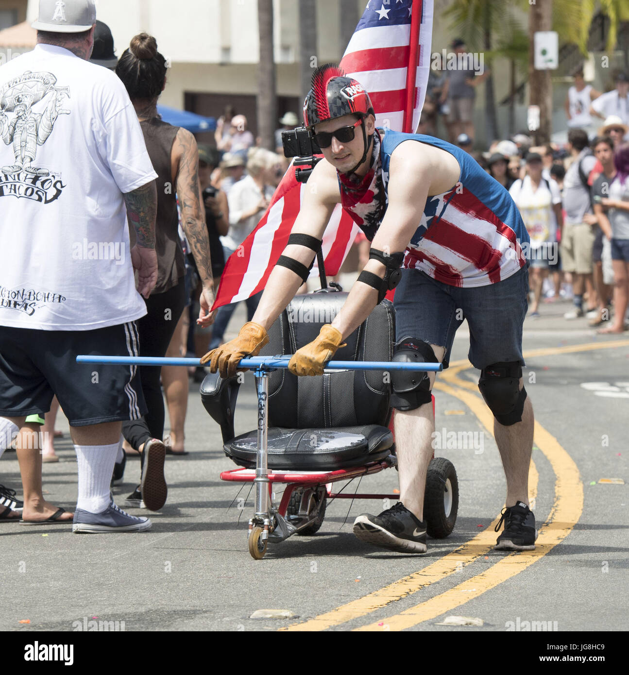 San Clemente, Kalifornien, USA. 4. Juli 2017. San Clemente, die Bewohner  nichts mit zusammengeschustert Räder für die jährliche Juli 4. Stuhl Rennen  entlang der Avenida Rosa in der Feier des amerikanischen Unabhängigkeitstag