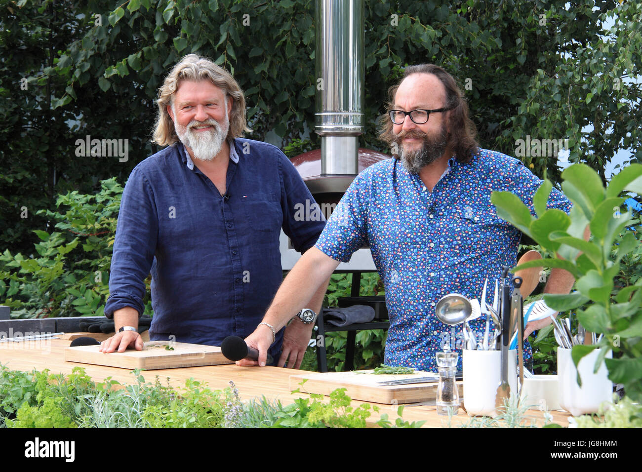 Behaarte Biker Si King und Dave Myers, 'Live' Küchengarten. Gestaltete Juliet Sargeant. RHS Hampton Court Palace Flower Show 2017, London, England, UK Stockfoto