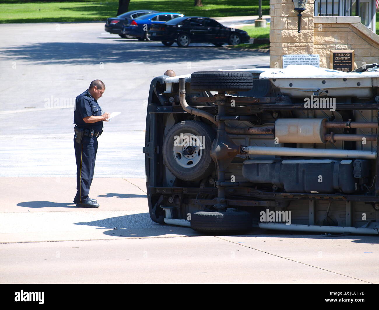 Dallas, USA. 4. Juli 2017. Unabhängigkeit-Day.An Unfall mit einem Auto und einem kommerziellen van links Autos vorne in zerschlagen und der Lieferwagen auf die Seite. Der Fahrer des Transporters scheint ohne sichtbare Verletzungen zu sein, während der Fahrer des Wagens nirgends war zu sehen. Es gab ein Krankenwagen auf der Bühne früher. Der Unfall ereignet sich auch vor einem örtlichen Friedhof, Bestattungsinstitut und Blume shop.just nördlich von den östlichen Rand von Dallas hoch fünf Interchange. Copyright Credit: Dallaspaparazzo / Alamy Live News Credit: Dallaspaparazzo/Alamy Live-Nachrichten Stockfoto