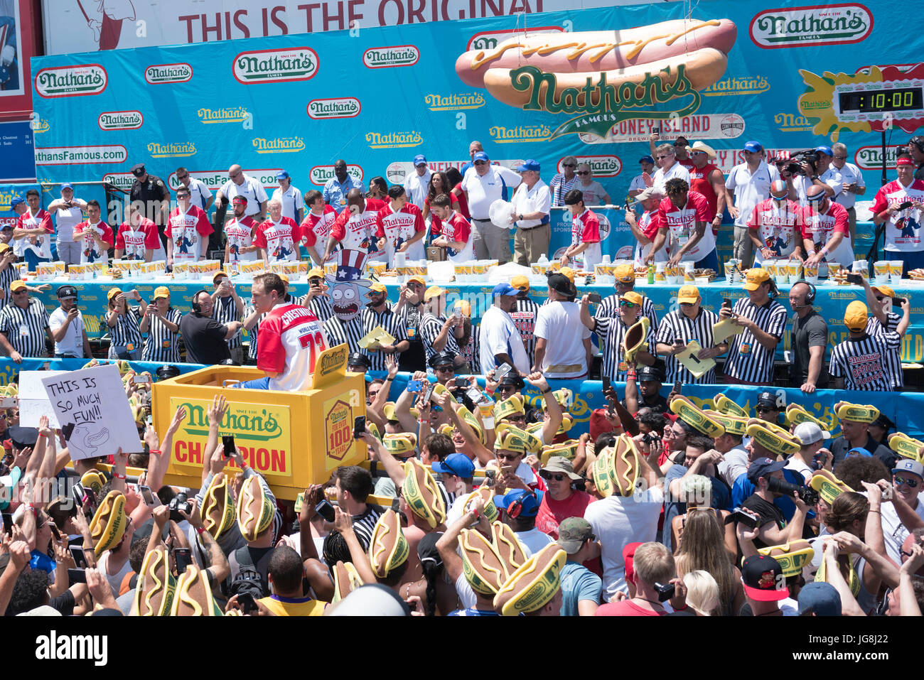 Brooklyn, NY, USA. 2. Juli 2015. JOEY "JAWS" CHESNUTS, der amtierende Champion der Nathan Fourth Of July internationalen Hot-Dog-Wettessen. Seine durch das Publikum in eine Sänfte vor dem Wettkampf getragen. Bildnachweis: Dan Herrick/ZUMA Draht/Alamy Live-Nachrichten Stockfoto