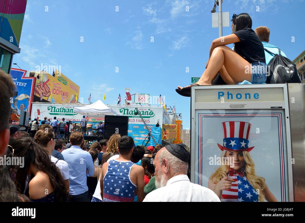 Coney Island, Brooklyn, USA. 4. Juli 2017. Kredit-Massen, die versuchen, Nathans Hotdog Essen Wettbewerb Coney Island Brooklyn 2017 zu sehen: Simon Leigh/Alamy Live News Stockfoto