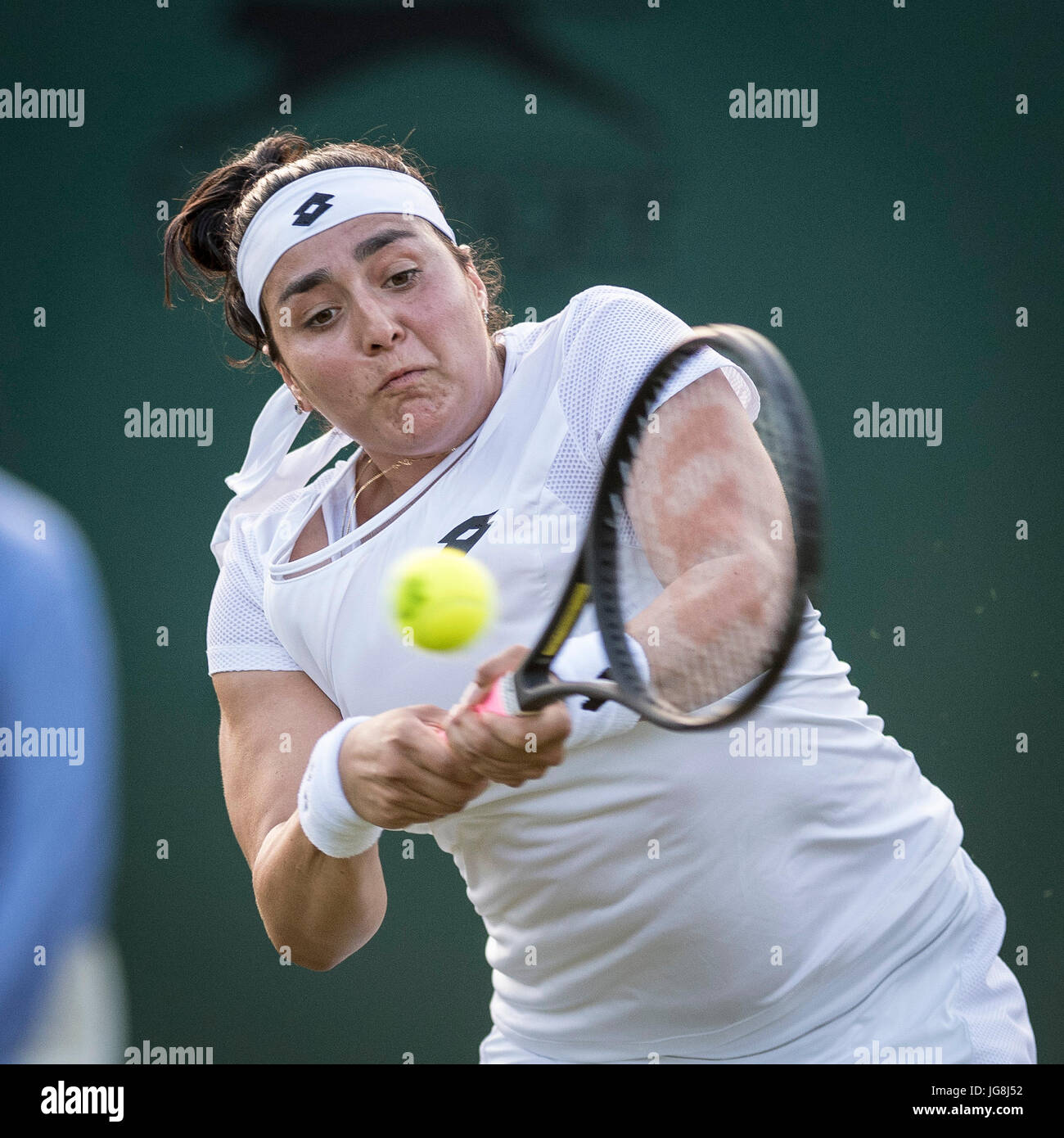 Wimbledon, London, UK. 4. Juli 2017. Wimbledon Tennis Weltmeisterschaften 2017 anlässlich der alle Lawn Tennis and Croquet Club, London, England, UK. Damen Einzel - erste Runde Svetlana Kuznetsova (RUS) [7] V Ons Jabeur (TUN) auf Platz Nr. 2. Im Bild:-Ons Jabeur. Bildnachweis: Duncan Grove/Alamy Live-Nachrichten Stockfoto