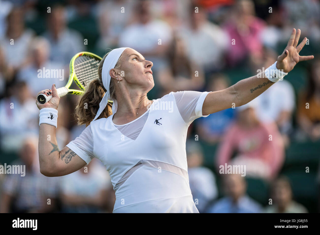 Wimbledon, London, UK. 4. Juli 2017. Wimbledon Tennis Weltmeisterschaften 2017 anlässlich der alle Lawn Tennis and Croquet Club, London, England, UK. Damen Einzel - erste Runde Svetlana Kuznetsova (RUS) [7] V Ons Jabeur (TUN) auf Platz Nr. 2. Im Bild:-Svetlana Kuznetsova. Bildnachweis: Duncan Grove/Alamy Live-Nachrichten Stockfoto