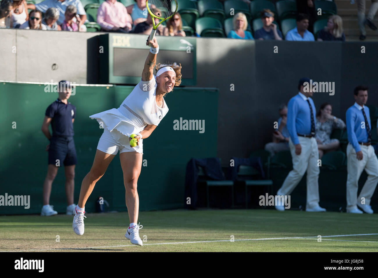 Wimbledon, London, UK. 4. Juli 2017. Wimbledon Tennis Weltmeisterschaften 2017 anlässlich der alle Lawn Tennis and Croquet Club, London, England, UK. Damen Einzel - erste Runde Svetlana Kuznetsova (RUS) [7] V Ons Jabeur (TUN) auf Platz Nr. 2. Im Bild:-Svetlana Kuznetsova. Bildnachweis: Duncan Grove/Alamy Live-Nachrichten Stockfoto