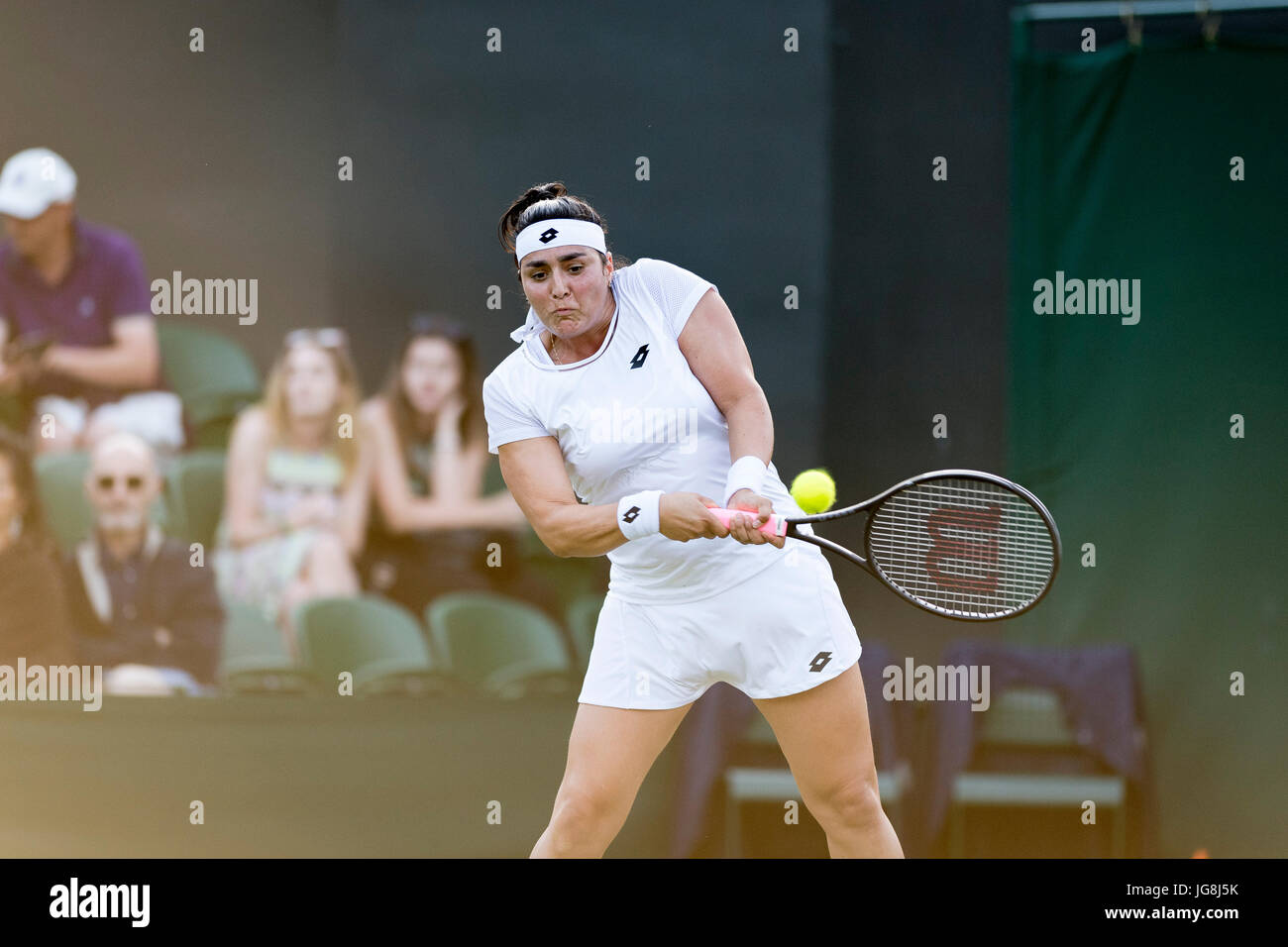 Wimbledon, London, UK. 4. Juli 2017. Wimbledon Tennis Weltmeisterschaften 2017 anlässlich der alle Lawn Tennis and Croquet Club, London, England, UK. Damen Einzel - erste Runde Svetlana Kuznetsova (RUS) [7] V Ons Jabeur (TUN) auf Platz Nr. 2. Im Bild:-Ons Jabeur. Bildnachweis: Duncan Grove/Alamy Live-Nachrichten Stockfoto