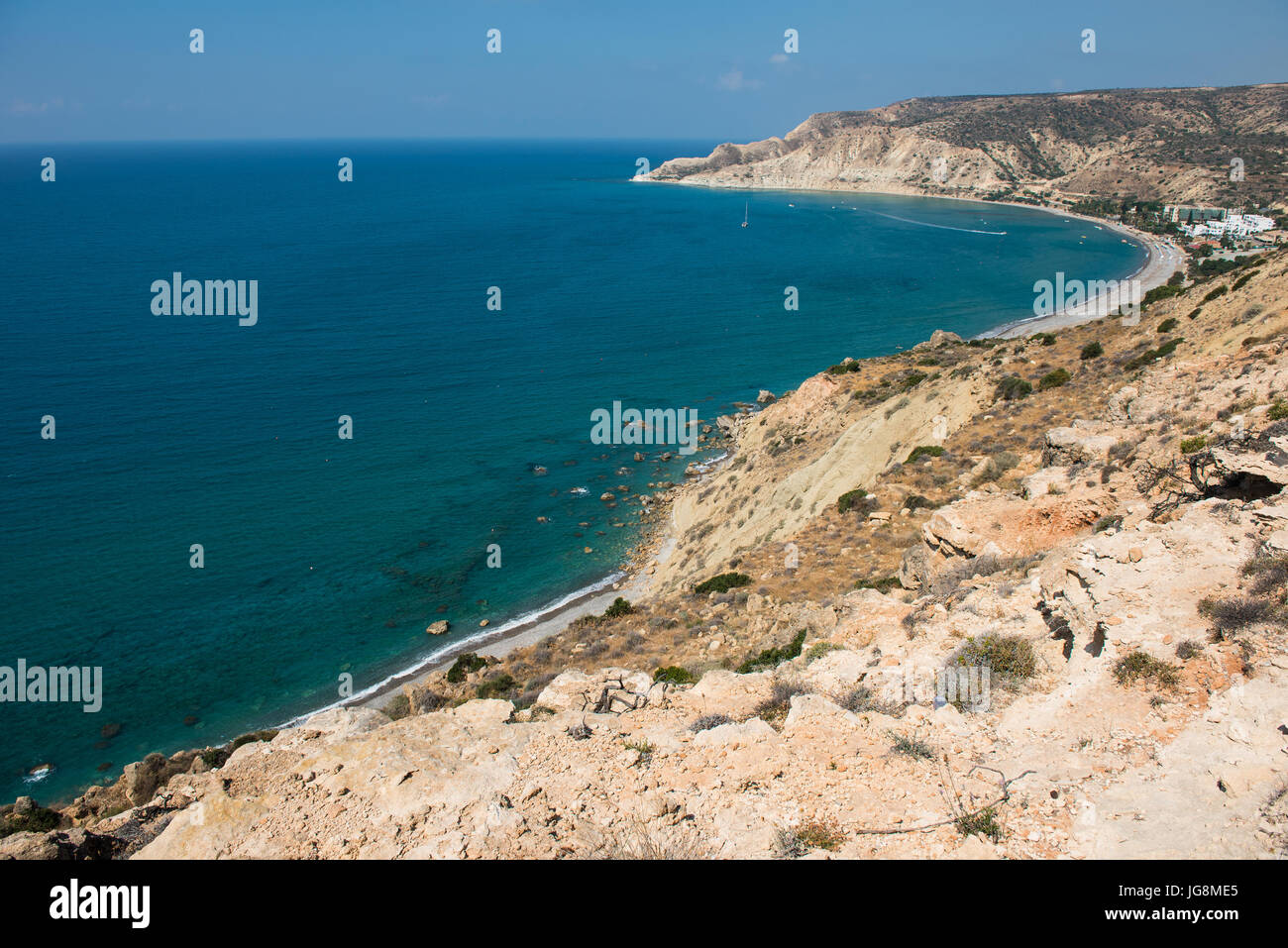 Meer und Küste aus einer felsigen Höhe anzeigen Pissouri Bay, Zypern Stockfoto