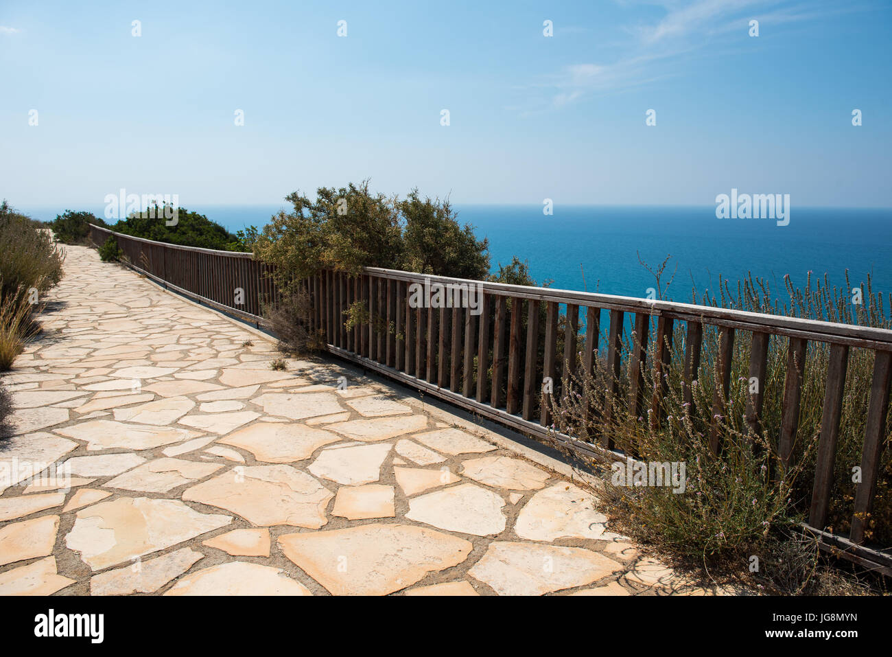 Meer und Küste aus einer felsigen Höhe anzeigen Pissouri Bay, Zypern Stockfoto