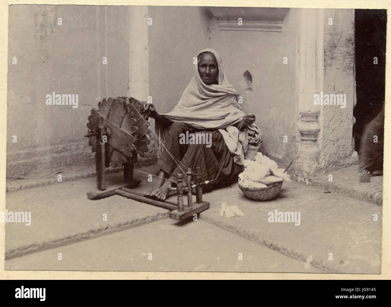 Frau an einem Spinnrad ein Silbergelatine-Foto 1890 s Stockfoto