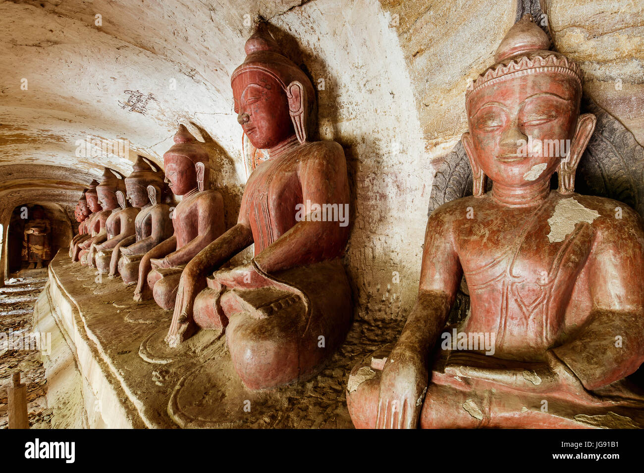 Buddha-Statuen in Höhle am Po Win Daung Cave Monywa Sagaing Region nördlichen Burma / Myanmar Reise Foto - Best place to visit Stockfoto