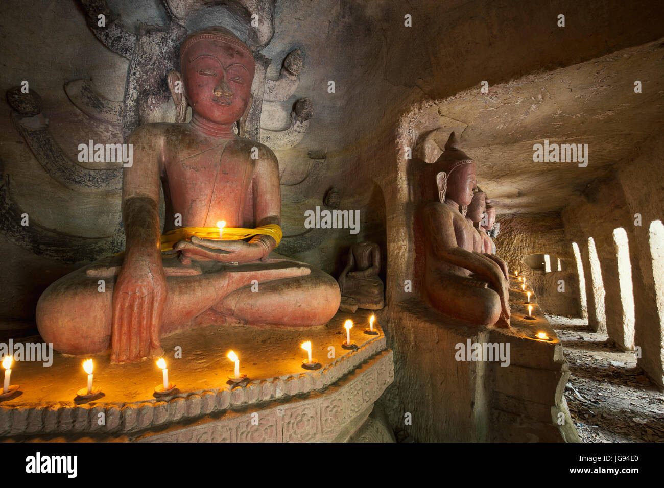 Buddha-Statuen mit Kerzenlicht / Kerze Licht in Phowintaung / Pho win Taung Höhle in Monywa Sagaing Region nördlichen Burma / Myanmar Reise Foto Stockfoto